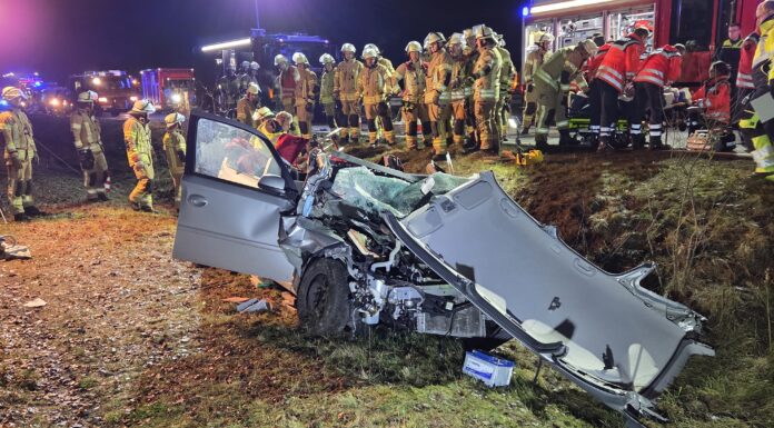Schwerer Verkehrsunfallauf B6: Seniorin mit Opel auf Radlader aufgefahren Schwerer Verkehrsunfall: Seniorin mit Opel auf Radlader aufgefahren. Rettungsdienst und Feuerwehr im Einsatz