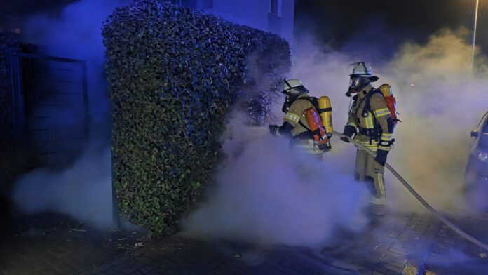 Schwerer Verkehrsunfall und Containerbrand am Neujahrsmorgen sorgen für Einsätze der Feuerwehr und Rettungskräfte
