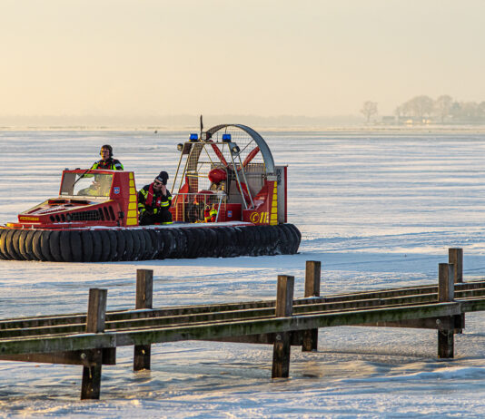 Feuerwehr Steinhude rettet Eissegler und behandelt weiteren Notfall Feuerwehr Steinhude rettet Eissegler in Notlage und hilft bei medizinischem Notfall im Bereich der Strandterrassen