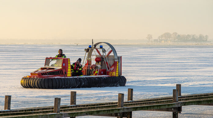 Feuerwehr Steinhude rettet Eissegler und behandelt weiteren Notfall Feuerwehr Steinhude rettet Eissegler in Notlage und hilft bei medizinischem Notfall im Bereich der Strandterrassen