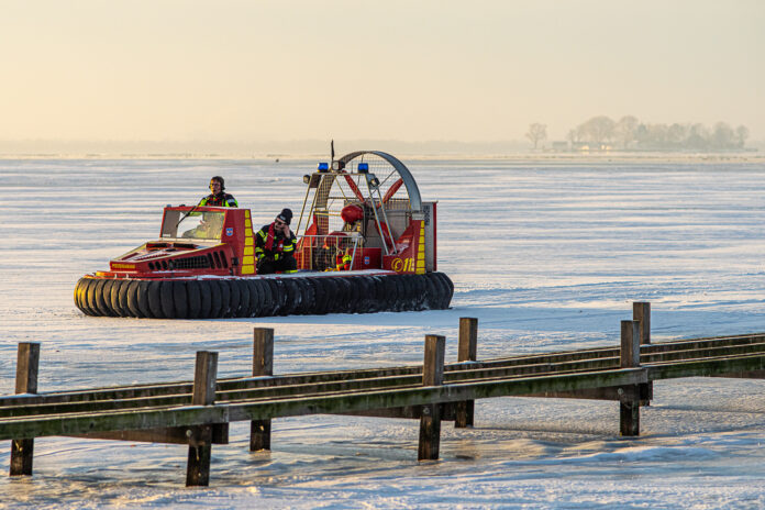 Feuerwehr Steinhude rettet Eissegler in Notlage und hilft bei medizinischem Notfall im Bereich der Strandterrassen
