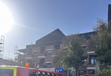 Ausgelöste Brandmeldeanlage löst Großeinsatz aus Brandmeldeanlage im Altenheim: Feuerwehr rettet Bewohner vor Gefahr. Einsatzkräfte reagieren schnell und effektiv auf Brandgeruch