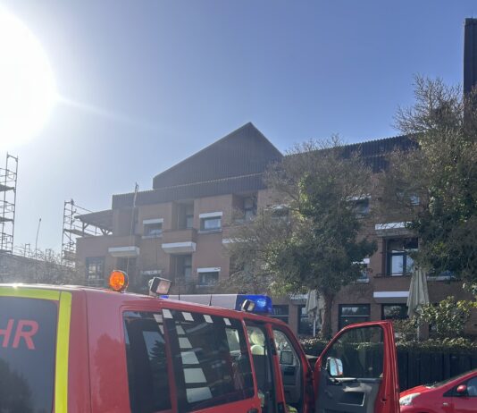 Ausgelöste Brandmeldeanlage löst Großeinsatz aus Brandmeldeanlage im Altenheim: Feuerwehr rettet Bewohner vor Gefahr. Einsatzkräfte reagieren schnell und effektiv auf Brandgeruch