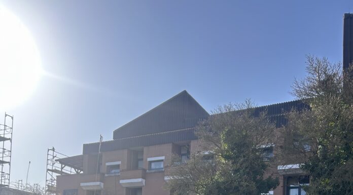 Ausgelöste Brandmeldeanlage löst Großeinsatz aus Brandmeldeanlage im Altenheim: Feuerwehr rettet Bewohner vor Gefahr. Einsatzkräfte reagieren schnell und effektiv auf Brandgeruch