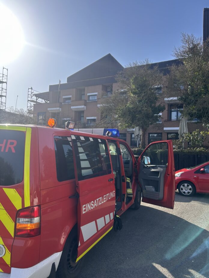 Feuerwehr im Einsatz bei ausgelöster Brandmeldeanlage Brandmeldeanlage im Altenheim: Feuerwehr rettet Bewohner vor Gefahr. Einsatzkräfte reagieren schnell und effektiv auf Brandgeruch