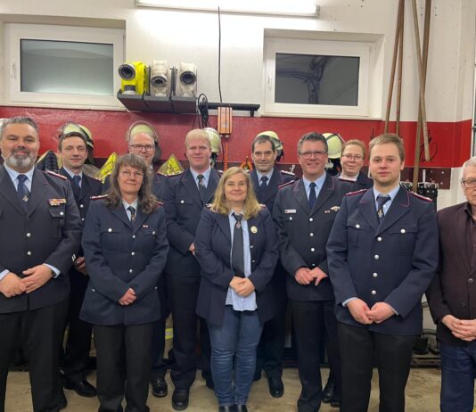 Jahresdienstversammlung der Ortsfeuerwehr Evensen – Mitgliederzahlen und Ehrungen im Fokus Die Jahresdienstversammlung der Feuerwehr zeigt Mitgliederzahlen und Ehrungen auf, die die Gemeinschaft stärken