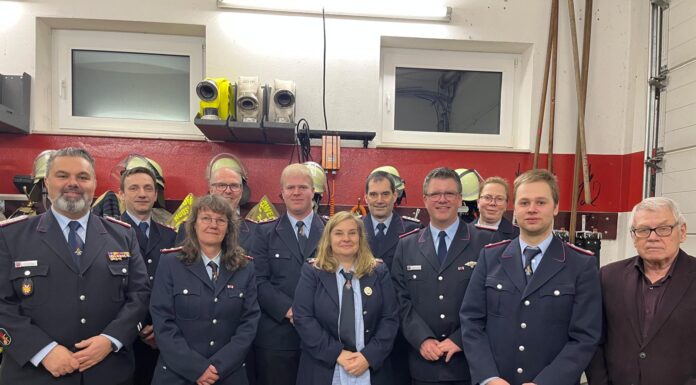 Jahresdienstversammlung der Ortsfeuerwehr Evensen – Mitgliederzahlen und Ehrungen im Fokus Die Jahresdienstversammlung der Feuerwehr zeigt Mitgliederzahlen und Ehrungen auf, die die Gemeinschaft stärken