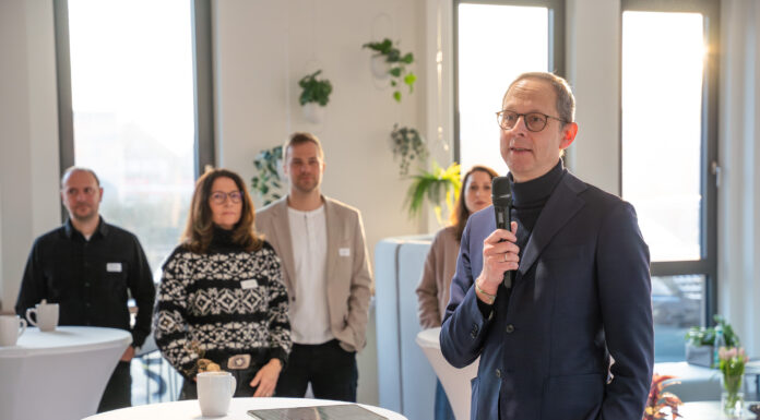 Bürokratieabbau überzeugt Unternehmer: Hoppenstedt erklärt Ziele, Ideen und Vernetzung Bürokratieabbau überzeugt Unternehmer: MdB Dr. Hendrik Hoppenstedt stellt Einsparziele vor, diskutiert Digitalisierung, Energie und Vernetzung