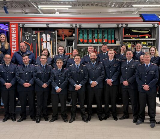 Ortsbrandmeister Sven Hellfeuer im Amt bestätigt und Umzug ins neue Feuerwehrhaus begonnen Ortsbrandmeister Sven Hellfeuer im Amt bestätigt und Umzug ins neue Feuerwehrhaus begonnen. Feuerwehr zeigt Engagement und Erfolge