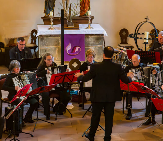 Stadtkirche Wunstorf: Akkordeon-Orchester Wedemark spielt Frühjahrskonzert in der Kirche Akkordeon-Orchester in der Kirche: Am 19. April 2026 spielt das Orchester Werke, Pop, Film und Folklore, Eintritt frei