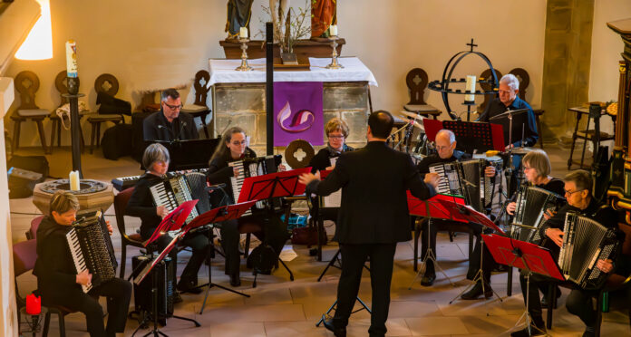 Akkordeon-Orchester in der Kirche: Am 19. April 2026 spielt das Orchester Werke, Pop, Film und Folklore, Eintritt frei
