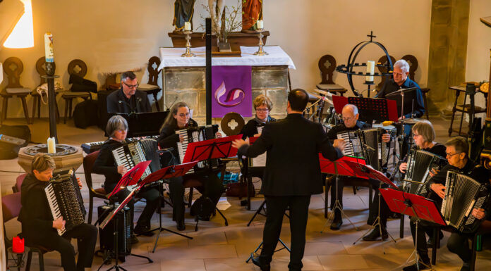Stadtkirche Wunstorf: Akkordeon-Orchester Wedemark spielt Frühjahrskonzert in der Kirche Akkordeon-Orchester in der Kirche: Am 19. April 2026 spielt das Orchester Werke, Pop, Film und Folklore, Eintritt frei