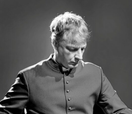 Mittelalter-Klänge in Mariensee: Guntars Pranis bringt Gregorianik in die Klosterkirche Mittelalter-Klänge fluten die Kirche: Guntars Pranis bringt Gregorianik, Drehleier, Ausstellung und Seminar in die Klosterkirche