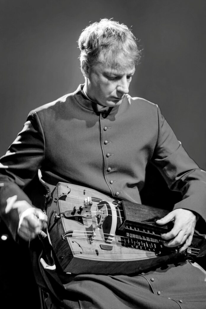 Mittelalter-Klänge fluten die Kirche: Guntars Pranis bringt Gregorianik, Drehleier, Ausstellung und Seminar in die Klosterkirche