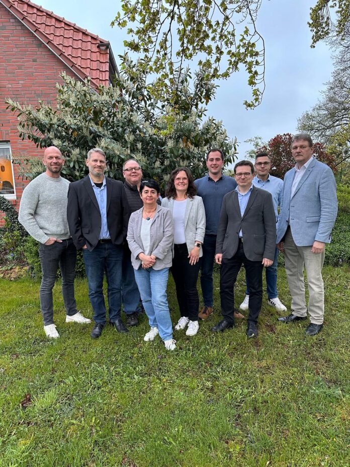 Gruppenfoto vlnr: Tobias Otto, Michael Neikes, Ingo Thiele, Bürgermeisterkandidatin Silvia Luft, Lisa Marie Theisinger, Marcel Wiegmann, Dr. Heiko Schwarz, Jeremias Haß, Stefan Porscha Die CDU Schneeren Kommunalwahl nimmt Gestalt an: Stefan Porscha führt die Liste an, Michael Neikes kandidiert für den Stadtrat