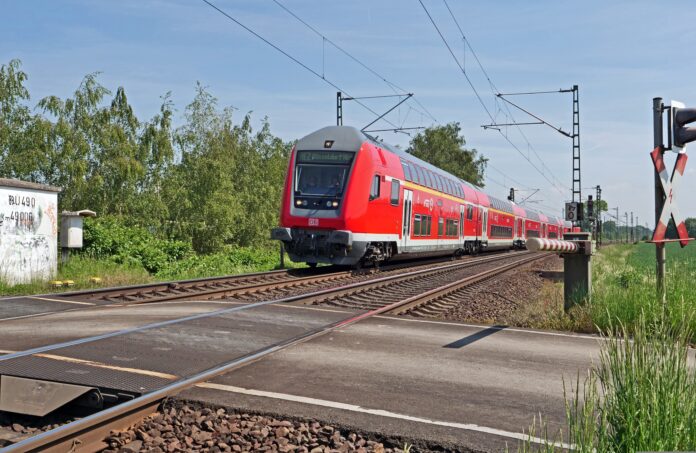 Der Bahnübergang gesperrt an der Moordorfer Straße in Poggenhagen: Von 19. Mai 2026 bis 21. Mai 2026 gelten Umleitungen für Autos und Busse