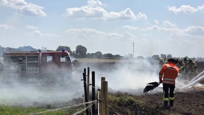 Brand bei Vesbeck: Rundballenpresse in Vollbrand Brand bei Vesbeck am Samstagnachmittag: Feuerwehr und Landwirte löschen eine Rundballenpresse, schützen die Pferdekoppel und Tiere bleiben unverletzt