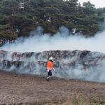 Rundballenbrand in Schneeren greift auf Wald über Waldbrand in Schneeren: Feuerwehr bekämpft 60 brennende Rundballen und Wald am "Zum Hühnerbusch". 139 Kräfte im Einsatz
