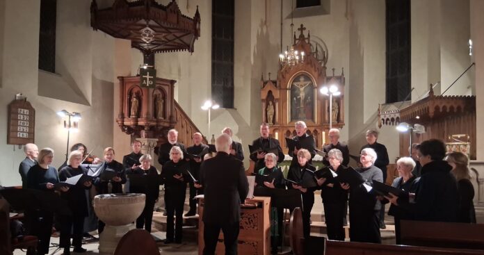 Choral Evensong in Mandelsloh: Kammerchor singt am Sonntag Am 30. August singt der Kammerchor Neustädter Land um 17.00 Uhr erstmals einen Choral Evensong in Mandelsloh. Der Eintritt ist frei