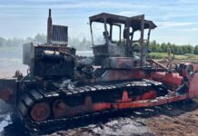 Brennende Fräsmaschine im Moor bei Schneeren – Feuerwehr verhindert Flächenbrand Bei Schneeren brennt am 04.08.2026 eine Fräsmaschine im Moor. Die Feuerwehr verhindert in der Verlängerung Hühnerbusch einen Flächenbrand