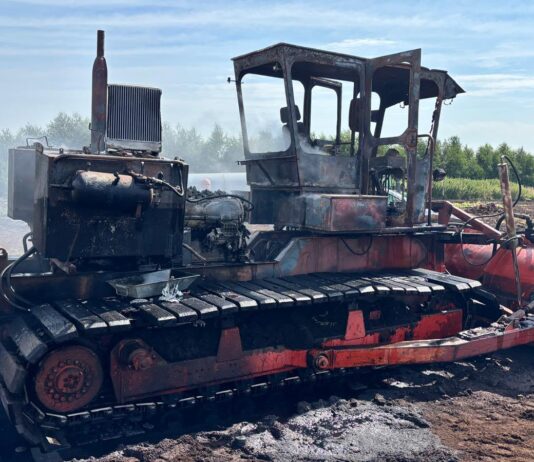 Brennende Fräsmaschine im Moor bei Schneeren – Feuerwehr verhindert Flächenbrand Bei Schneeren brennt am 04.08.2026 eine Fräsmaschine im Moor. Die Feuerwehr verhindert in der Verlängerung Hühnerbusch einen Flächenbrand