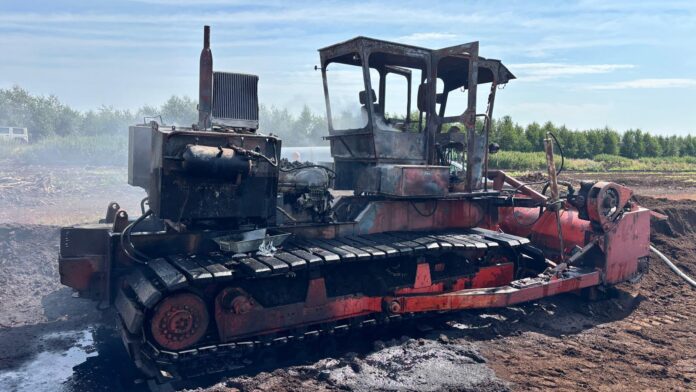Brennende Fräsmaschine bei Schneeren: Feuerwehr im Moor Bei Schneeren brennt am 04.08.2026 eine Fräsmaschine im Moor. Die Feuerwehr verhindert in der Verlängerung Hühnerbusch einen Flächenbrand