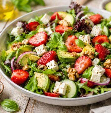 Leichter Sommersalat mit Feta, Erdbeeren und Honig-Senf-Dressing