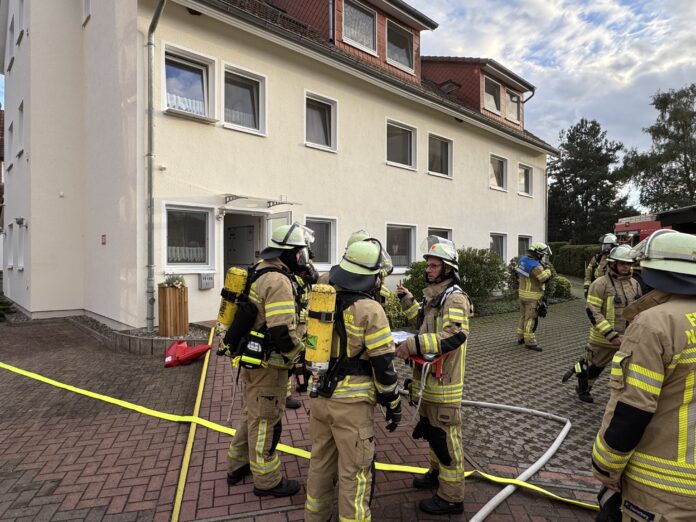 Bei der Brandübung im Wohnheim Schneeren trainierten am 9. September rund 150 Kräfte Menschenrettung, Atemschutz und Drehleitereinsatz